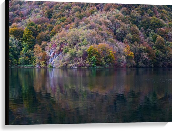 WallClassics - Canvas  - Gekleurde Bos aan het Water - 100x75 cm Foto op Canvas Schilderij (Wanddecoratie op Canvas)