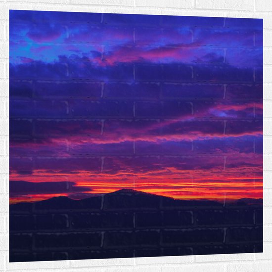 WallClassics - Muursticker - Geleurde Zonsondergang achter Heuvel - 100x100 cm Foto op Muursticker