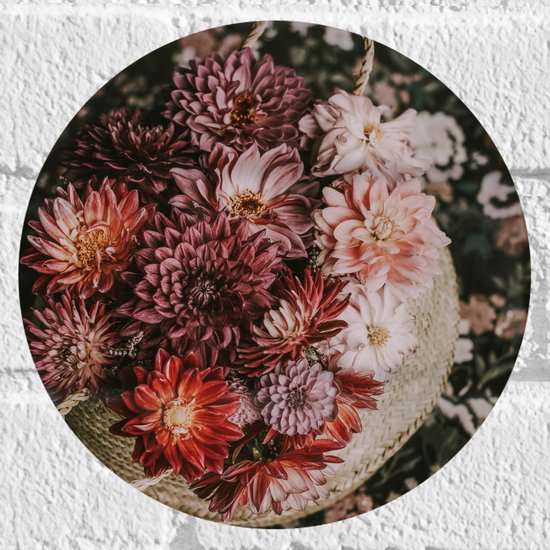 WallClassics - Muursticker Cirkel - Compositie van Rood/Roze Bloemen in Mand - 20x20 cm Foto op Muursticker