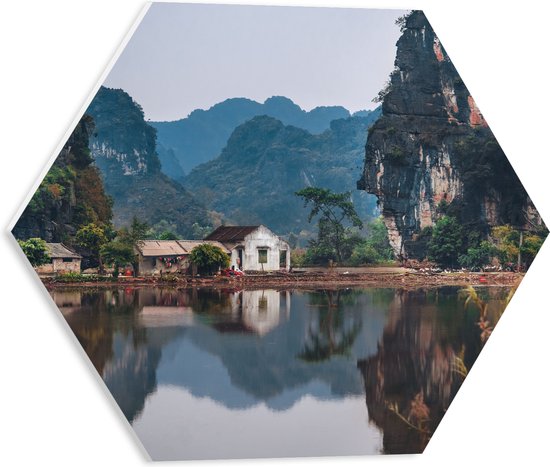 WallClassics - PVC Schuimplaat Hexagon  - Huisje bij Water en Bergen - Vietnam - 40x34.8 cm Foto op Hexagon (Met Ophangsysteem)