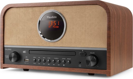Houten retro radio met stoffen voorkant, CD-speler en display. Met draaiknoppen aan de voorkant.