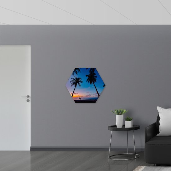 WallClassics - Plaque de Mousse PVC Hexagone - Se Balancer sur une Plage Tropicale au Coucher du Soleil - 80x69,6 cm Photo sur Hexagone (Avec Système d'accrochage)