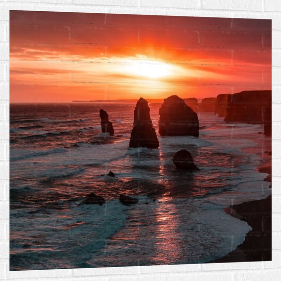 WallClassics - Muursticker - Rotsen in de Zee met Zonsondergang - 100x100 cm Foto op Muursticker