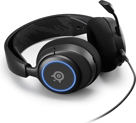 Zwarte SteelSeries Arctis Nova 3 gaming headset met blauwe RGB-verlichting op de oorschelp.