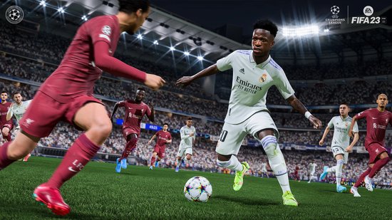 Een speler van Real Madrid in wit shirt met nummer 20 dribbelt met de bal, een Liverpool-speler in rood shirt komt eraan.