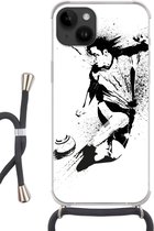 Geschikt voorApple Iphone 14 - Crossbody Case - Een illustratie van een persoon die een voetbal richting doel schiet - Jongens - Jongetje - Kind - Siliconen - Crossbody - Backcover met Koord - Telefoonhoesje met koord - Hoesje met touw