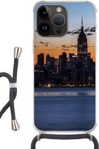 Geschikt voorApple Iphone 14 Pro - Crossbody Case - New York - Skyline - Amerika - Siliconen - Crossbody - Backcover met Koord - Telefoonhoesje met koord - Hoesje met touw