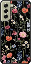 Leuke Telefoonhoesjes - Hoesje geschikt voor Samsung Galaxy S21 FE - Dark flowers - Backcover zwart - Bloemen - Zwart
