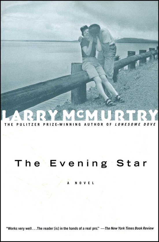 Couverture du livre 'The Evening Star' par Larry McMurtry. Un couple s'embrasse sur un quai.