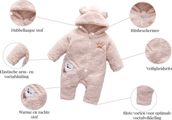 Lichtroze teddy pakje met berenmuts met detailweergaven van stof, mouw, voeten en rits.