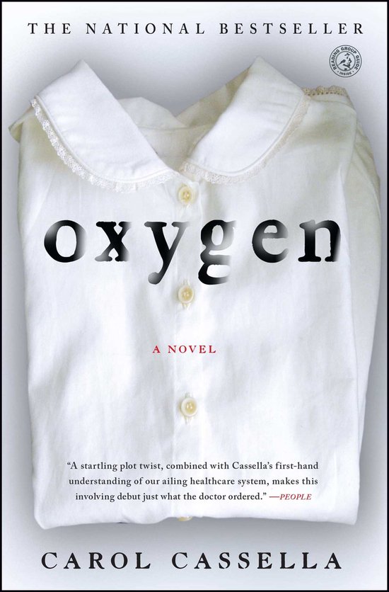 Boek "Oxygen" van Carol Cassella met de titel op een wit overhemd met kanten kraag.