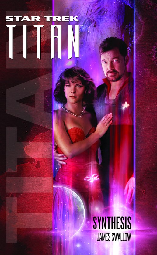 Boekomslag met Riker en Troi in een paarse gloed. Tekst: STAR TREK TITAN, SYNTHESIS, JAMES SWALLOW.