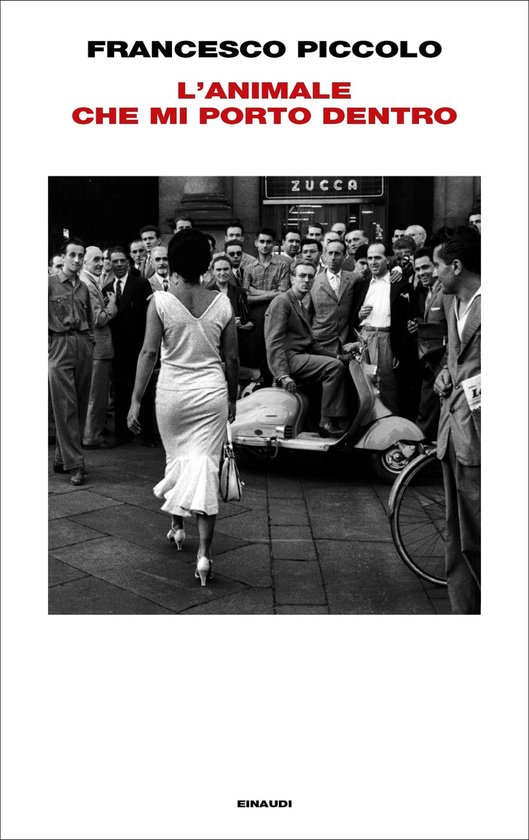 Boekomslag met titel "L'ANIMALE CHE MI PORTO DENTRO" van FRANCESCO PICCOLO, met een zwart-wit foto van een vrouw in een jurk die wegloopt van een groep mannen.
