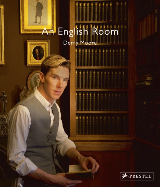 Een man met blond haar, gekleed in een wit overhemd en grijze vest, zit op een stoel met een boek in zijn handen, naast een boekenkast.