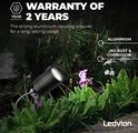 Zwarte LED-spot met aluminium behuizing, geen roest of corrosie, in de buurt van planten.
