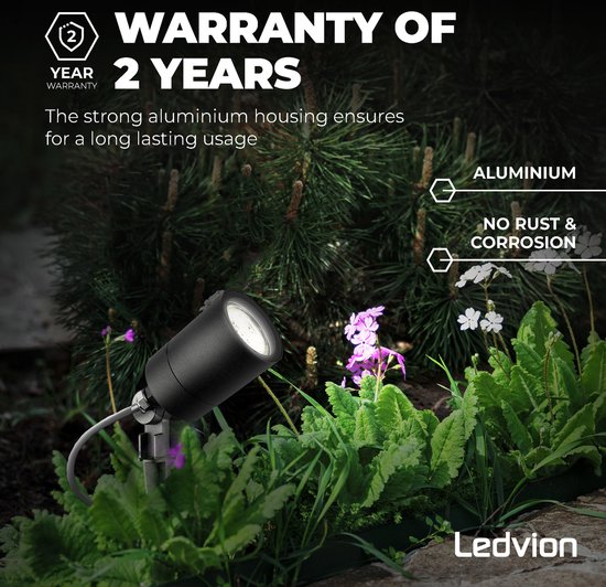 Zwarte LED-spot met aluminium behuizing, geen roest of corrosie, in de buurt van planten.