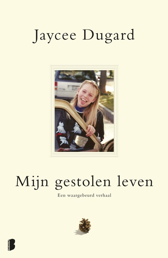 Jaycee Dugard, auteur van 'Mijn gestolen leven', lacht met haar tong uit haar mond, zittend in een auto.