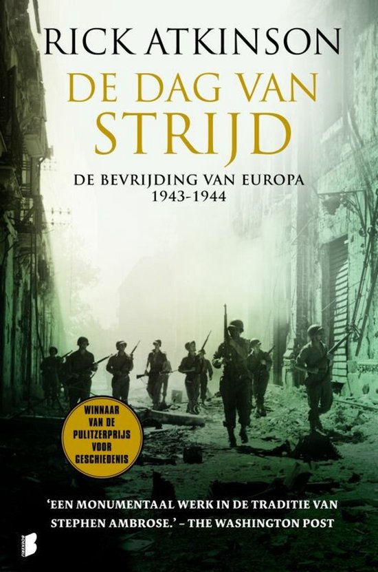 Boekcover 'De dag van strijd'. Militairen marcheren door een verwoeste straat, met de titel en ondertitel.
