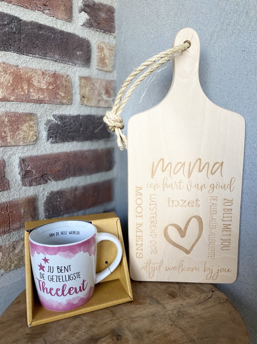 Creaties van Hier - serveerplankje - mama met mok theeleut - 35 cm - hout - moederdag cadeautje