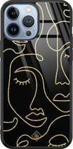 Casimoda® hoesje - Geschikt voor iPhone 13 Pro Max - Abstract Faces - Luxe Hard Case Zwart - Backcover telefoonhoesje - Zwart