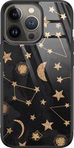 Casimoda® hoesje - Geschikt voor iPhone 13 Pro - Counting The Stars - Luxe Hard Case Zwart - Backcover telefoonhoesje - Goudkleurig