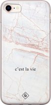 Casimoda® hoesje - Geschikt voor iPhone 8 - C'est La Vie - Siliconen/TPU telefoonhoesje - Backcover - Tekst - Bruin/beige