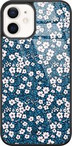 Casimoda® hoesje - Geschikt voor iPhone 12 - Bloemen Blauw - Luxe Hard Case Zwart - Backcover telefoonhoesje - Blauw