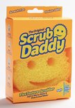 De gele verpakking van Scrub Daddy met de spons zichtbaar, met tekst over zacht en stevig.