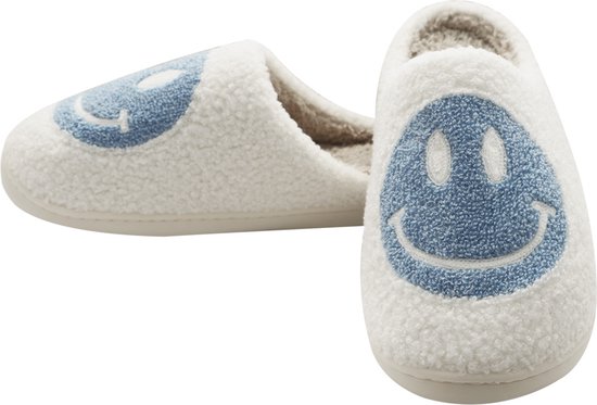 Witte pantoffels met een blauwe smiley. Van voren en opzij.