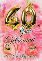 40 jaar getrouwd! Van harte gefeliciteerd! Een mooie wenskaart met rozen en niet te vergeten de ringen! Een leuke kaart om zo te geven of om bij een cadeau te voegen. Een dubbele wenskaart inclusief envelop en in folie verpakt.