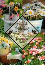 Hartelijk gefeliciteerd met je … verjaardag! Een kleurrijke kaart met mooie bloemen om in de tuin te zetten! Leuk om zo te geven of om bij een cadeau te voegen. Een dubbele wenskaart inclusief envelop en in folie verpakt.