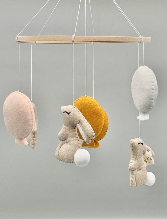 2Stories Mobiel Konijntjes | mobiel – handgemaakt – vilt – konijn – ballon – mosterd – beige – wit – roze – lief – spelen – babykamer – kinderkamer…