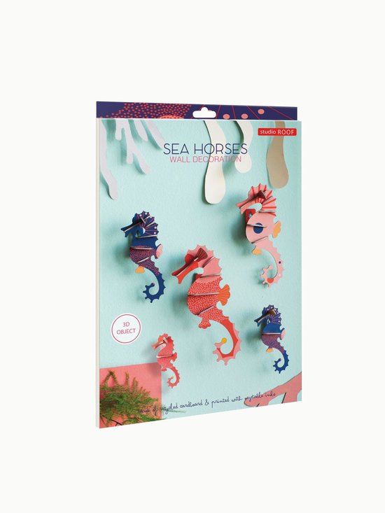 Verpakking voor wanddecoratie van kartonnen zeepaardjes, met afbeeldingen van de modellen.