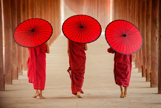 3 Monniken met parasols - Foto op plexiglas formaat 60 x 40 cm incl. gratis ophangsysteem - Wanddecoratie