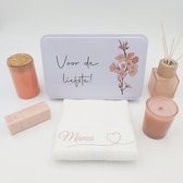 Geschenkset mama – moederdag geschenk – blikken doos – gepersonaliseerd gastendoekje – badzout – stukje zeep  - geurkaarsje – flesje voor huisparfum - magnolia