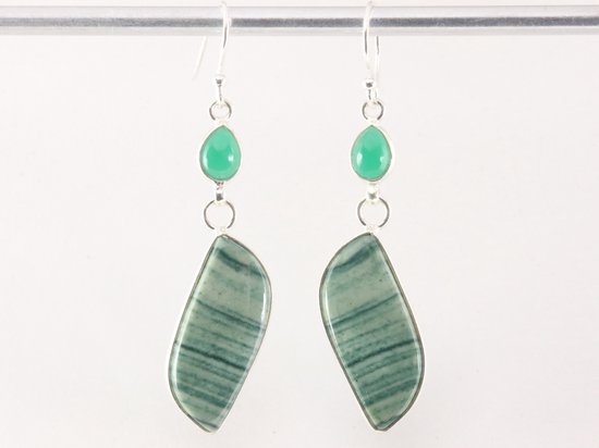 Lange zilveren oorbellen met groene opaal en chalcedoon