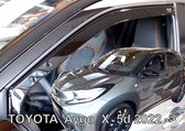Toyota Aygo X cross vanaf 2022 donkere (bijna zwart) zijwindschermen pasvorm windgeleiders visors raamspoilers fenders merk Team Heko
