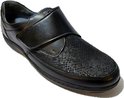 Zwarte schoen met klittenbandsluiting en een snake-print textuur op de voorvoet.