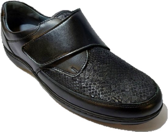 Zwarte schoen met klittenbandsluiting en een snake-print textuur op de voorvoet.