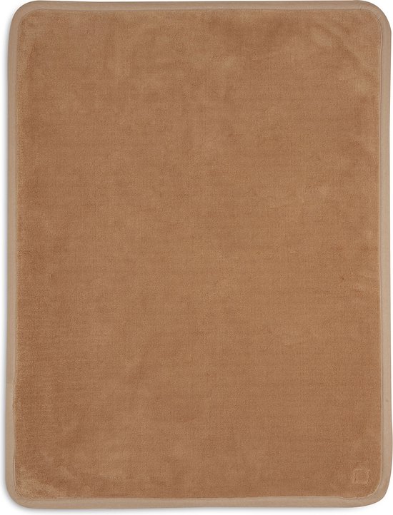 Une couverture bébé unie, douce et marron avec un bord beige, posée sur un fond blanc.