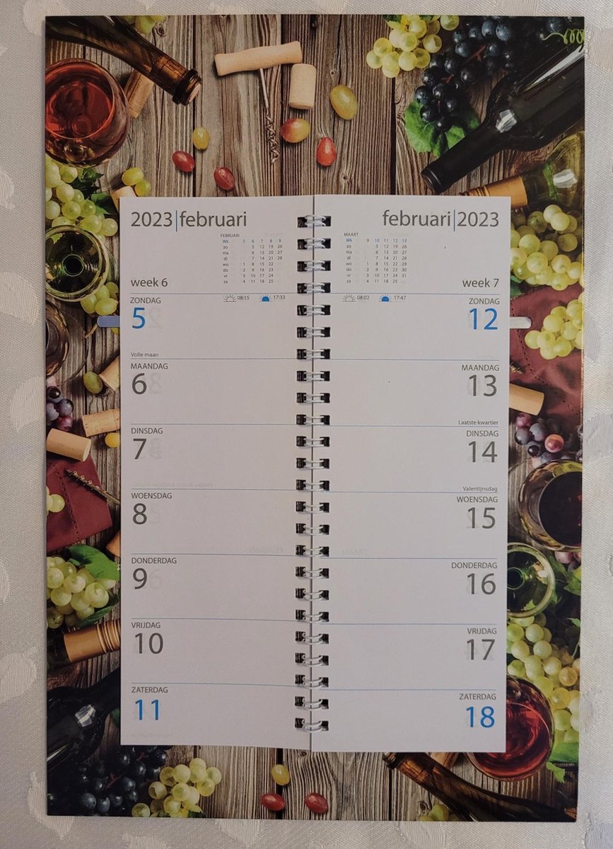 LIBOZA - Week-wandkalender 2023 - Wijn - Indeling Twee Weken - Heerlijke wijnafbeeldingen - Voor in de keuken - Met Eco Pen - Ophangbaar, Stevige kartonnen achterkant - Cadeau - Sinterklaas - Kerstmis - Verjaardag