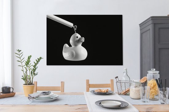 Canvas schilderij 120x80 cm - Wanddecoratie Roze bad eend aan de haak op zwarte achtergrond - Muurdecoratie woonkamer - Slaapkamer decoratie - Kamer accessoires - Schilderijen op canvas