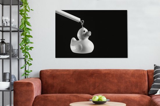 Canvas schilderij 120x80 cm - Wanddecoratie Roze bad eend aan de haak op zwarte achtergrond - Muurdecoratie woonkamer - Slaapkamer decoratie - Kamer accessoires - Schilderijen op canvas