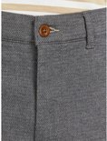 Sluiting van grijze chino broek met geborduurde knoop