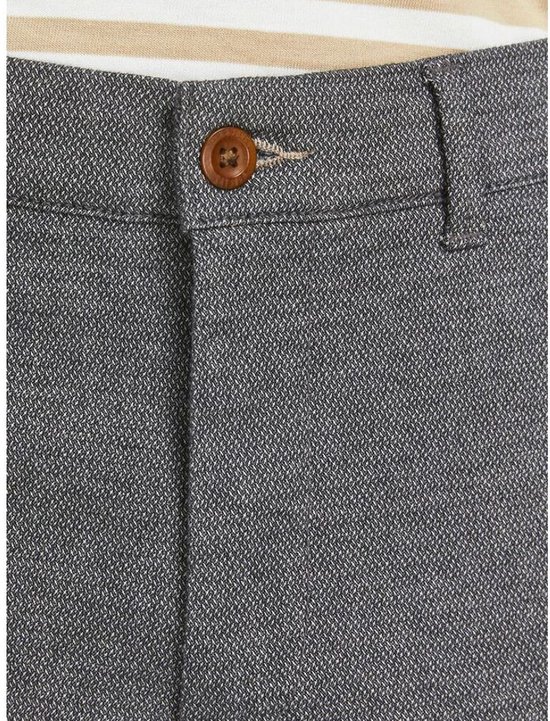 Sluiting van grijze chino broek met geborduurde knoop