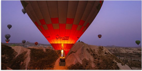 WallClassics - Poster Glanzend – Luchtballonnen bij Bergen - 100x50 cm Foto op Posterpapier met Glanzende Afwerking