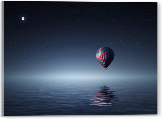 WallClassics - Plexi Acrylglas- Laagzwevende Luchtballon boven Water in de Nacht - 40x30 cm Foto op Acrylglas (Met Ophangsysteem)