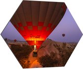 WallClassics - Dibond Hexagon - Luchtballonnen bij Bergen - 70x60.9 cm Foto op Hexagon (Met Ophangsysteem)