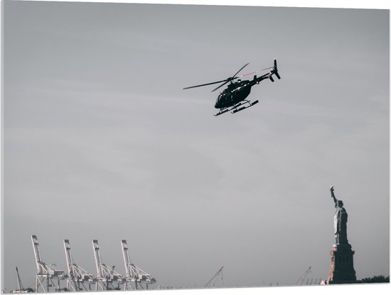 WallClassics - Acrylglas - Helikopter zwevend boven Vrijheidsbeeld in New York - 100x75 cm Foto op Acrylglas (Met Ophangsysteem)