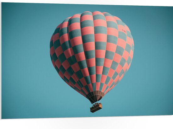 WallClassics - PVC Schuimplaat- Blauw met Roze Geblokte Luchtballon - 105x70 cm Foto op PVC Schuimplaat